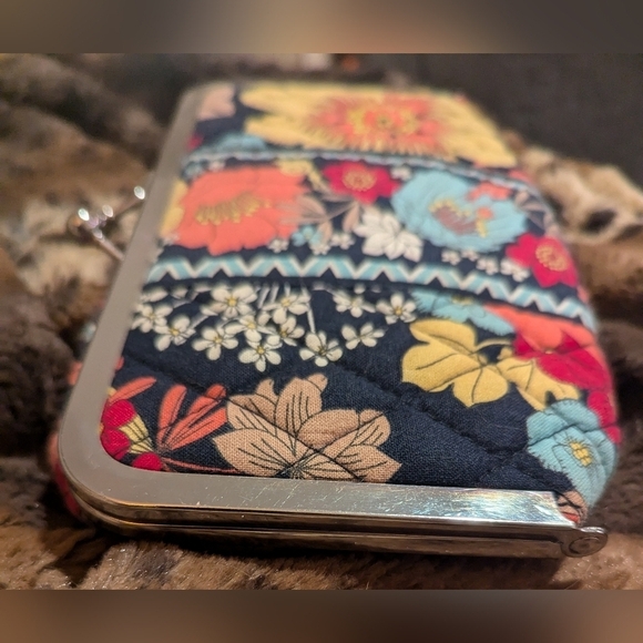 Vera Bradley Cosmetic Bag With Kiss Lock - Pattern Is Happy Snails - Picture 4 of 8